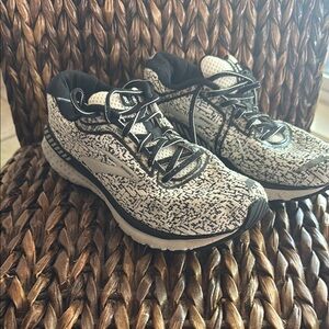 Brooks Stylish Black and White Running Shoes